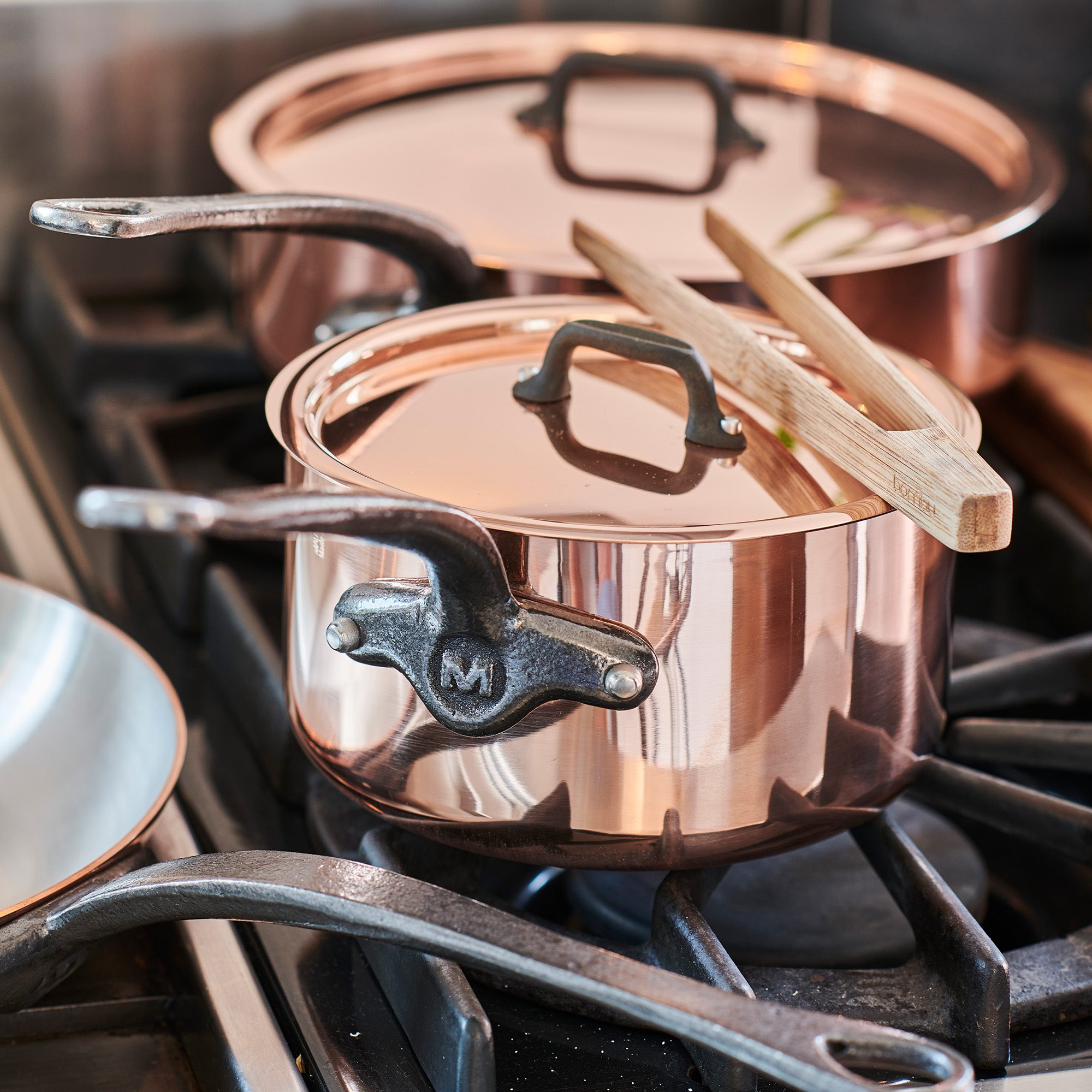 Mauviel M'Heritage 150 CI Set 2 Padelle In Rame Lucido E Acciaio Inox (20 Cm + 28 Cm) – Manici In Ghisa – Made In France